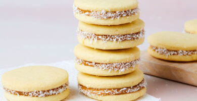 Imagen de: Alfajores argentinos caseros rellenos de dulce de leche y cubiertos de coco rallado