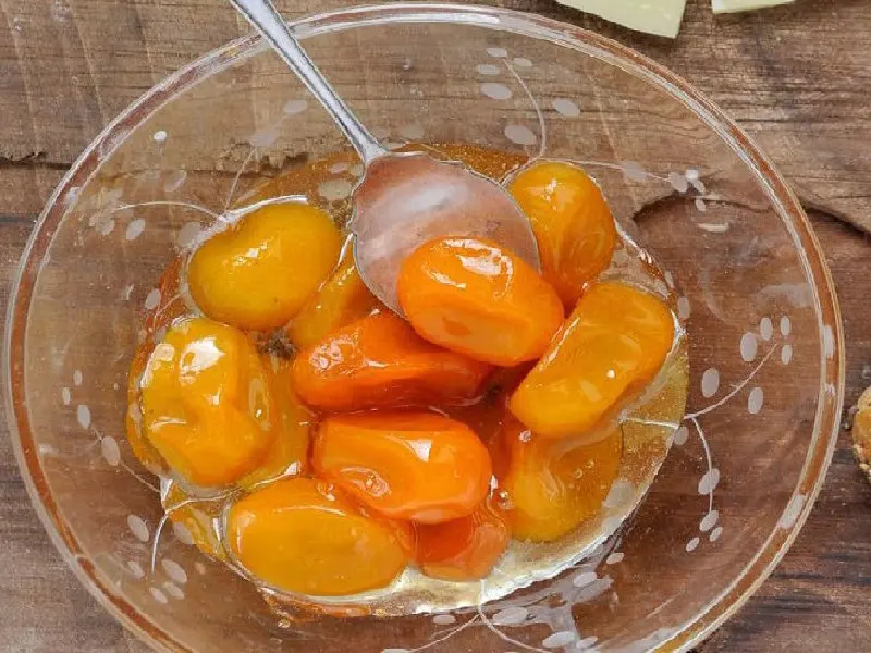 Imagen terminada en plato de vidrio de quinotos en almibar
