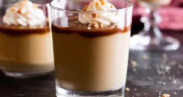 Imagen principal del Manjarate Casero Chileno: Postre frío con capas de chocolate, manjar y crema chantilly, una delicia tradicional de la gastronomía chilena con sabores únicos.terminado en vaso.
