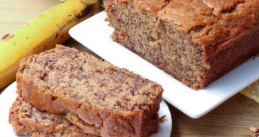 Receta de budín de banana vegano terminada en plato y otra en tabla de cocina