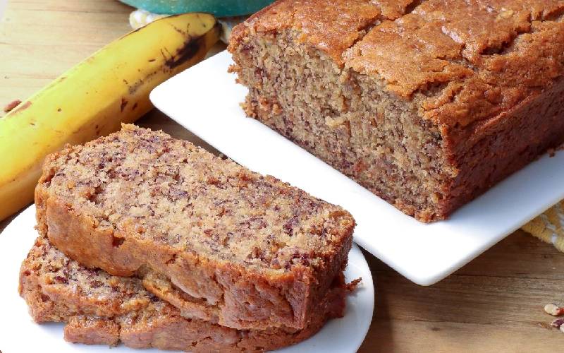 Receta de budín de banana vegano terminada en plato y otra en tabla de cocina