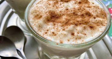Imagen terminada en copa de Caspiroleta colombiana: una bebida caliente hecha con leche, pandebonos, canela, nuez moscada y huevos.