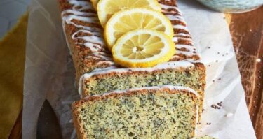 Aprende a preparar un delicioso budín de limón y amapola húmedo con este paso a paso y consejos para una presentación impactante.