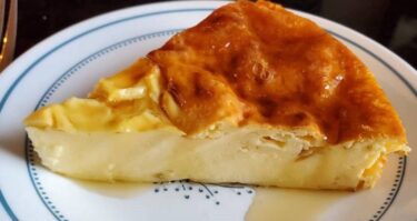 Imagen de un delicioso Tamal de Maicena recién horneado. dorado y apetitoso.
