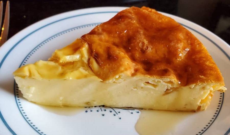 Imagen de un delicioso Tamal de Maicena recién horneado. dorado y apetitoso.
