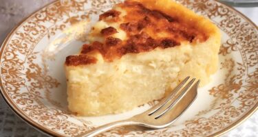 Imagen de una deliciosa Torta de Arroz con Amaretto, preparada con arroz de grano entero de alta calidad y decorada con astillas de canela y clavos de olor.