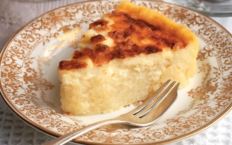 Imagen de una deliciosa Torta de Arroz con Amaretto, preparada con arroz de grano entero de alta calidad y decorada con astillas de canela y clavos de olor.