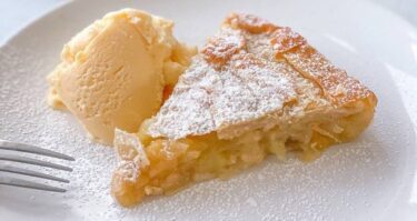 Imagen de una porción terminada en plato de Pastel de Manzana con Pasta Filo - Delicioso y crujiente postre casero.