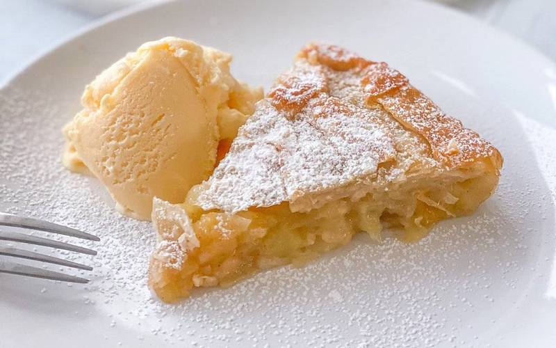 Imagen de una porción terminada en plato de Pastel de Manzana con Pasta Filo - Delicioso y crujiente postre casero.