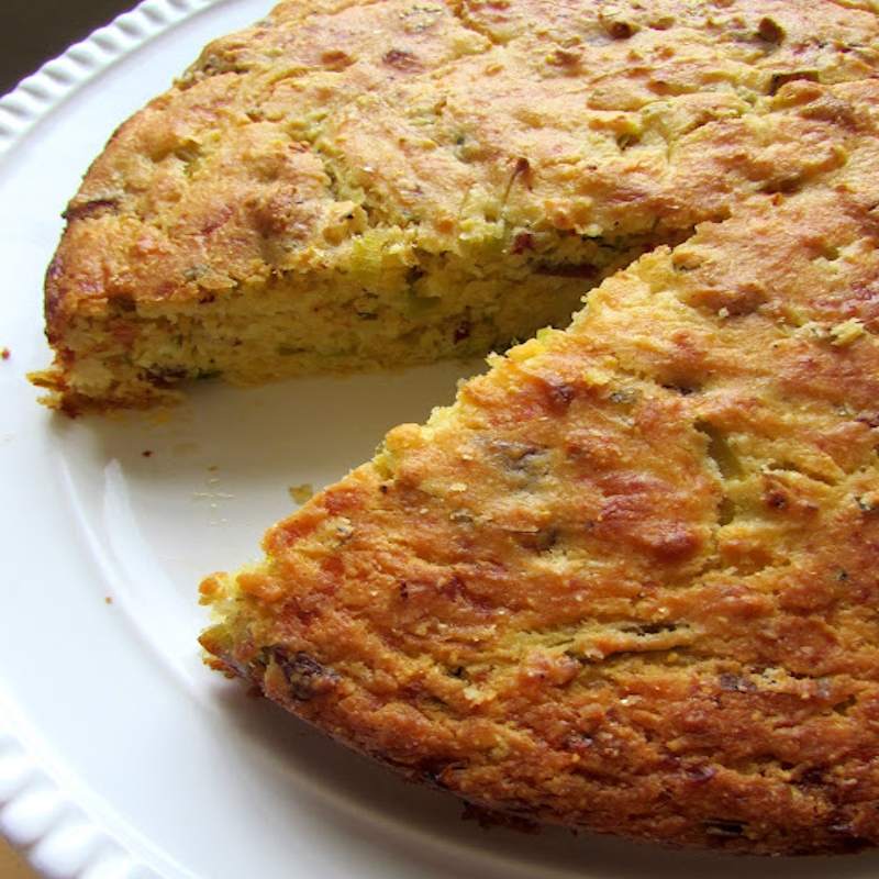 Receta terminada de Pastel de Vegetales con Maní: Deliciosa combinación de pan integral, apio, maní, ajo, queso rallado, perejil, huevos y jugo de tomate en un molde rectangular. Horneado a la perfección para una experiencia culinaria única y saludable.