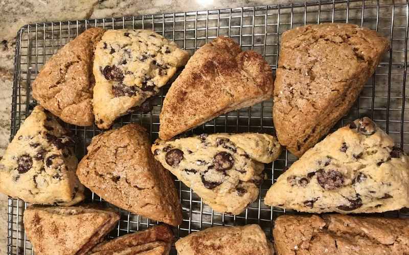 Scones de Ciruelas recién horneados