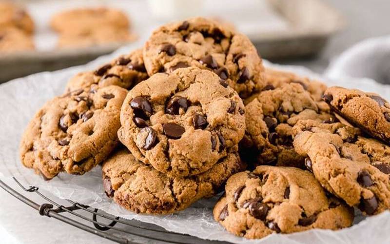 Galletas con Chispas de Chocolate Caseras con los siguientes ingredientes.2 tazas de harina de todo uso 1 cucharadita de bicarbonato de sodio 1 cucharadita de sal 1 taza de mantequilla a temperatura ambiente 1 taza de azúcar blanco 1 taza de azúcar moreno 2 huevos grandes 2 cucharaditas de extracto de vainilla 2 tazas de chispas de chocolate semidulce