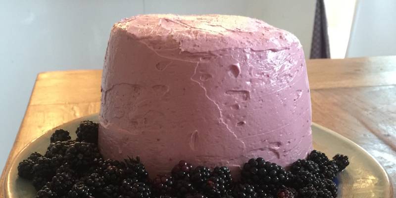Postre Esponjoso de Guayaba y Mora: Una combinación irresistible de guayabas y moras en un postre saludable y delicioso que cuida de tu bienestar.