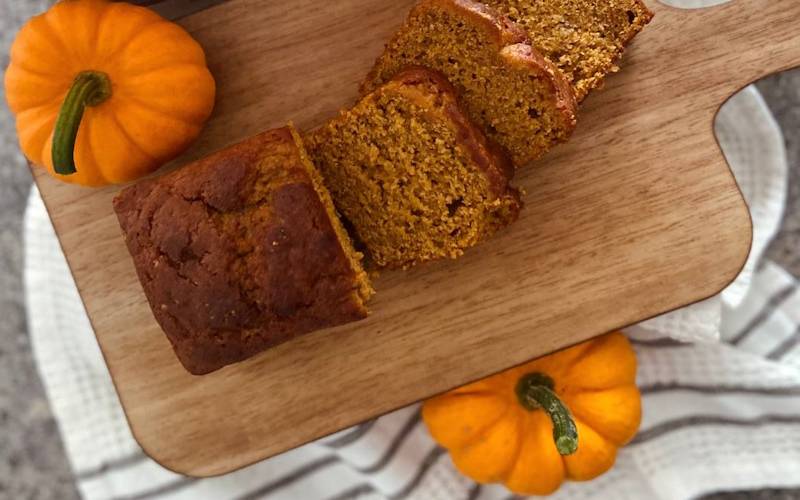 Imagen de Pan de Calabaza Casero: Una vista tentadora del pan recién horneado con su característico color dorado y aroma especiado, listo para ser disfrutado en cualquier ocasión.