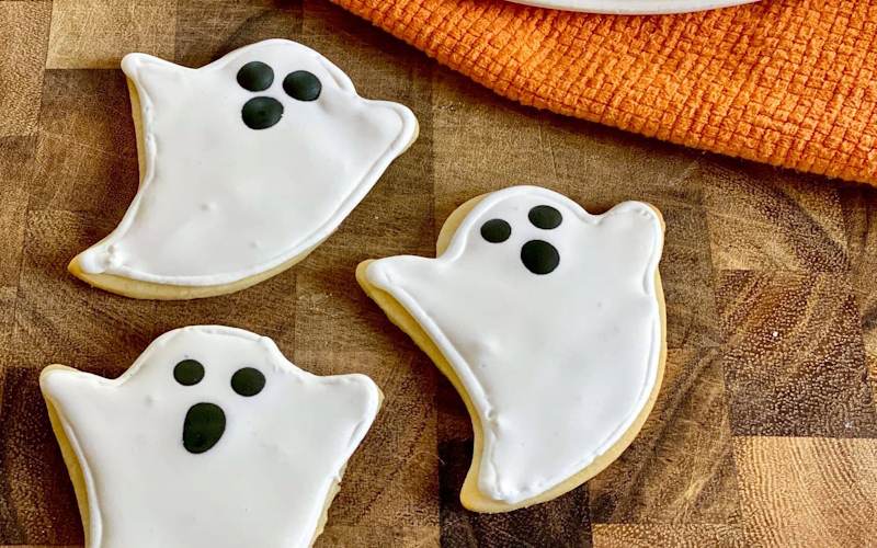 Imagen terminada de Deliciosas y Espeluznantes Galletas de Fantasmas para Halloween - Receta Casera Fácil.