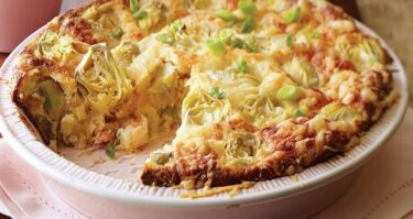 Deléitate con esta receta casera de Quiche de Alcachofas: una explosión de sabores con alcachofas, huevos y quesos en armonía.