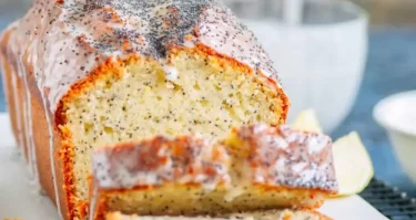 Delicioso budín casero de limón y semillas de amapola