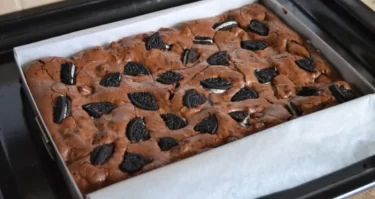 "Deliciosos brownies de galletas Oreo y crema, perfectos para satisfacer tu antojo de chocolate. ¡Prepárate para un festín de sabor!