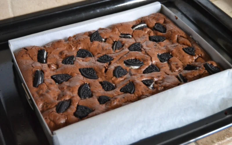 "Deliciosos brownies de galletas Oreo y crema, perfectos para satisfacer tu antojo de chocolate. ¡Prepárate para un festín de sabor!