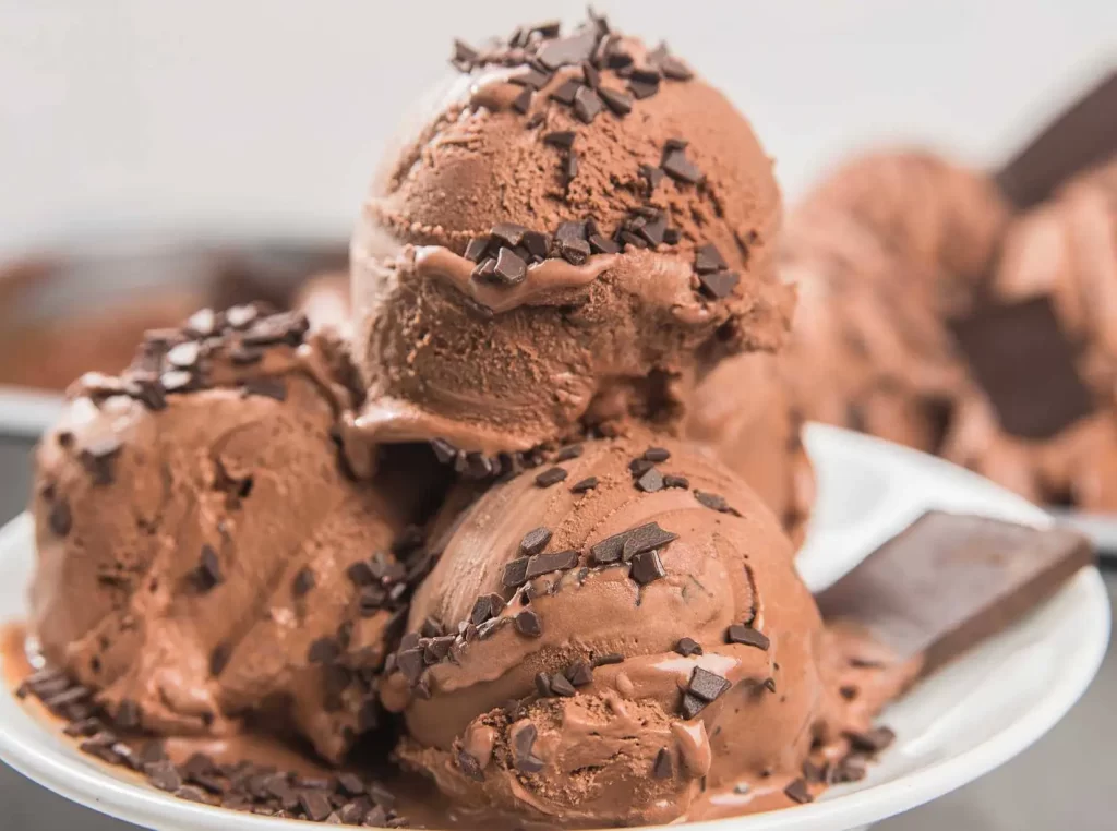 Helado de chocolate casero con chispas de chocolate servido en una cop