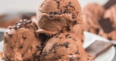 Helado de chocolate casero con chispas de chocolate servido en una cop