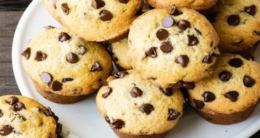 Muffins de chocolate recién horneados sobre una bandeja de metal.