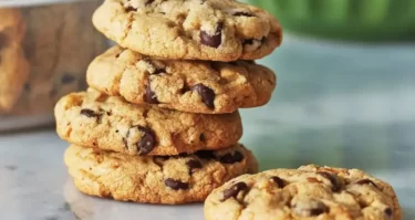 Galletas de chispas de chocolate con aceite de coco en una bandeja para hornear