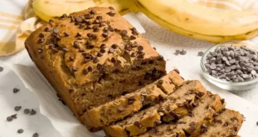 Delicioso pan de plátano con chispas de chocolate
